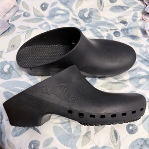 CALZURO CLASSIC WITH HOLES BLACK CLOG 9.5 10 10.5